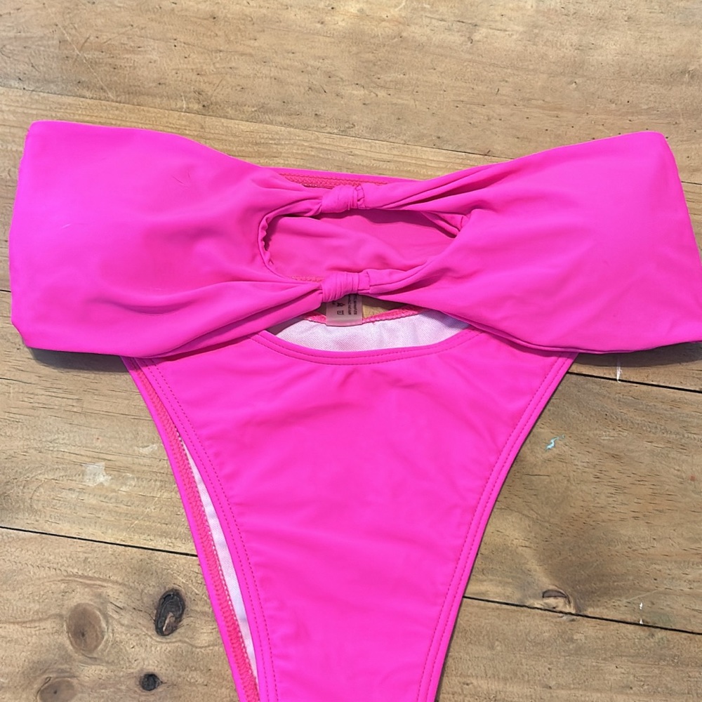 Size M bikini never worn
